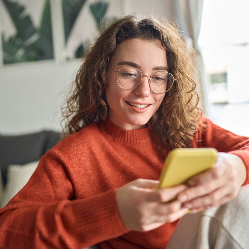woman on her phone that boomers complain about
