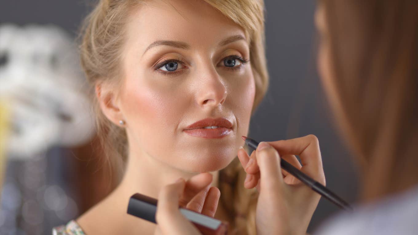 MLM Girl Boss Held An Impromptu Makeup Party At Her Cousin's Wedding MLM girl boss holding impromptu makeup party at her cousin's wedding