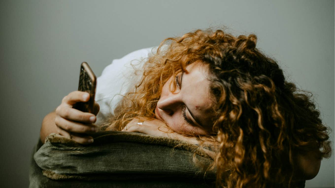 people who lose interest in being on group chats as they get older usually have these reasons Woman losing interest being on group chat.