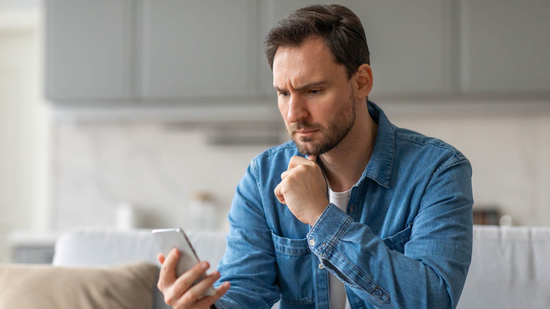 a man wonders why a woman is not texting him back