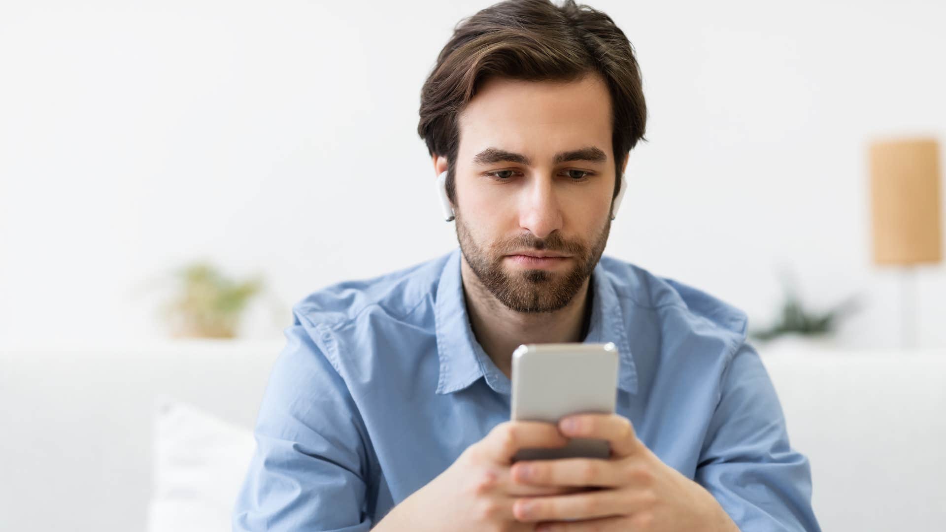 a man listens to a podcast instead of texting back his friend