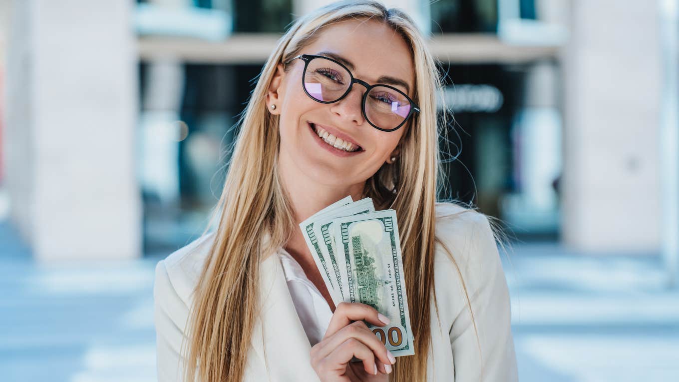Phrases People Who Avoid Financial Troubles Never Say woman who never says these phrases and avoids financial troubles
