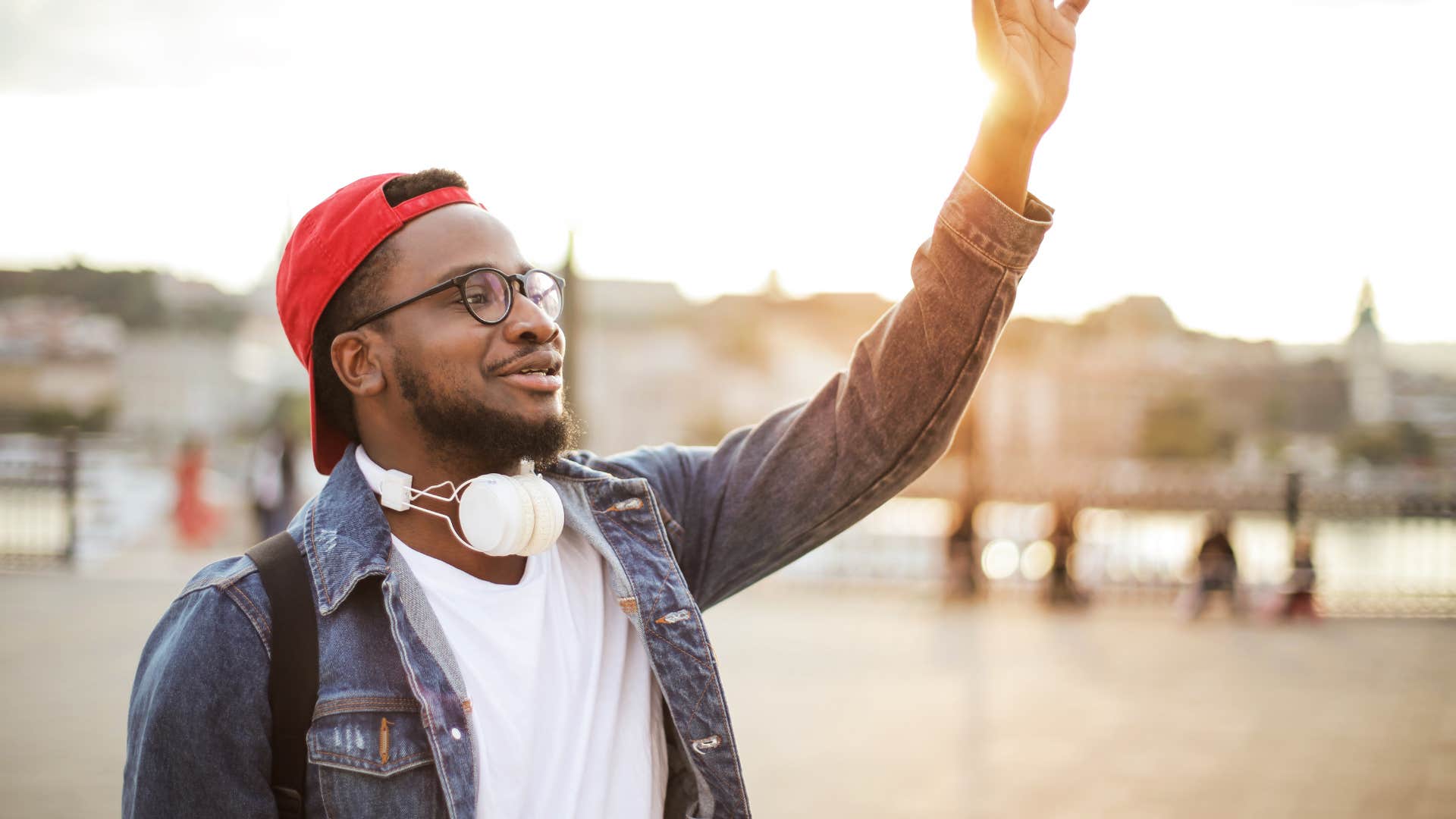 polite gestures that actually come across as terribly rude smiling at strangers 