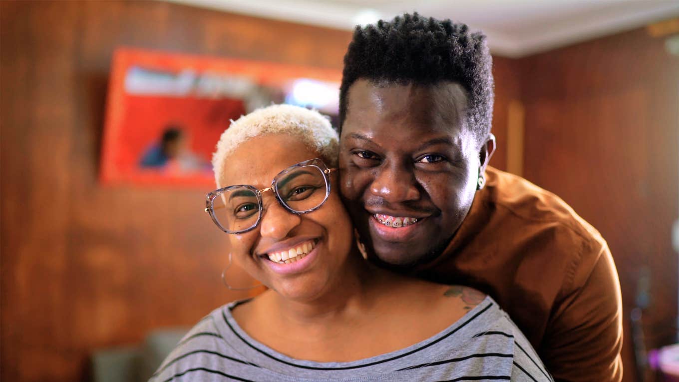 Proven Tools Used In Real Therapy Sessions That Can Save A Dying Relationship, According To Psychologist Couple in therapy, saving a dying relationship.