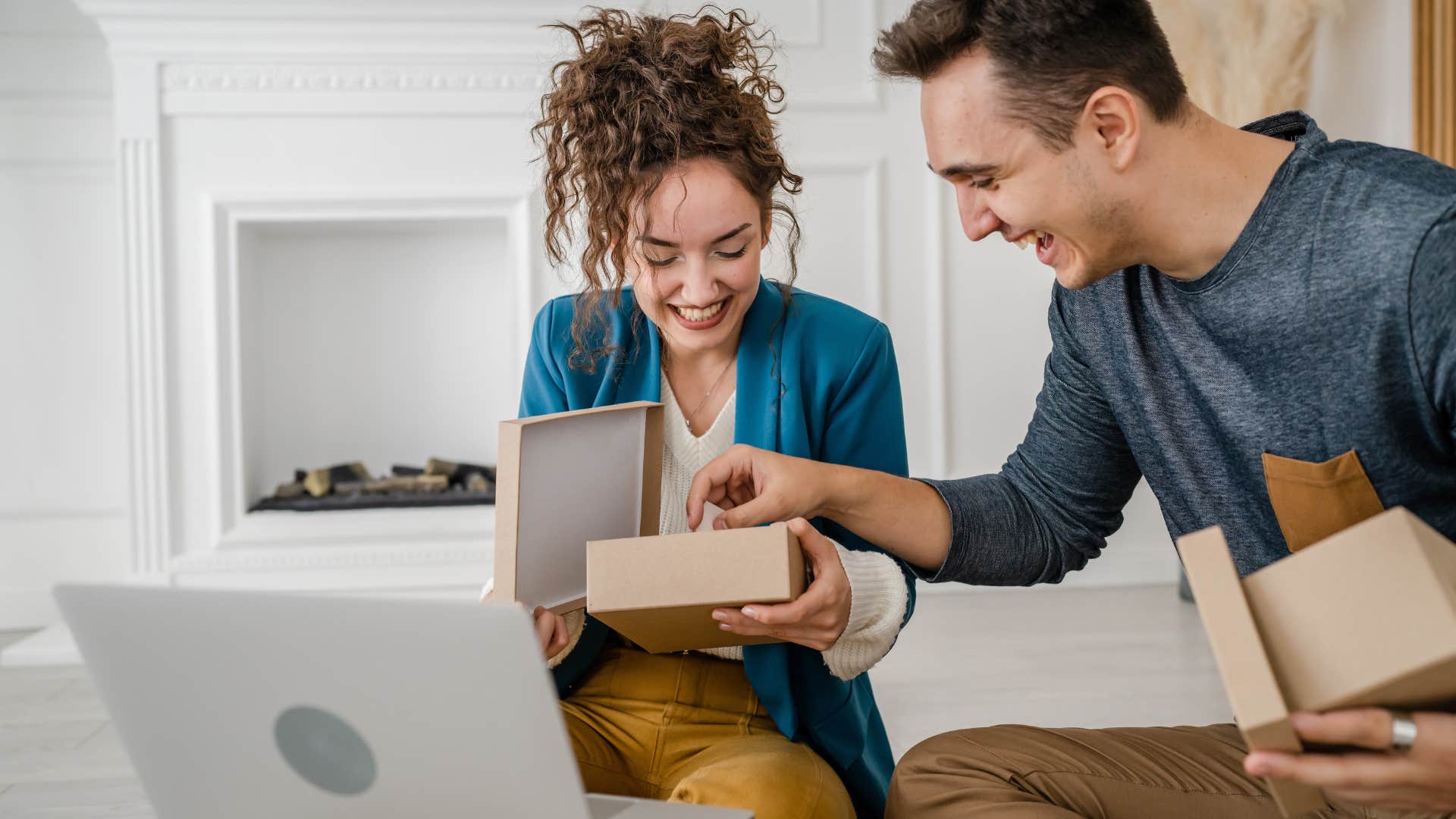 couple managing anger by offering gestures of kindness