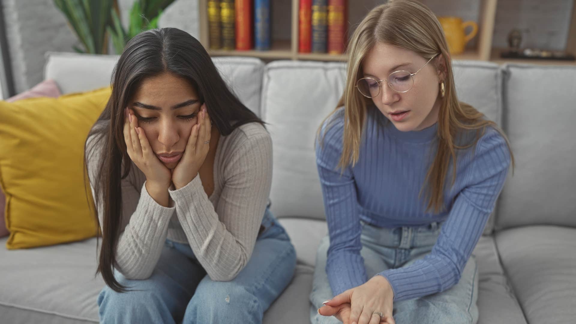woman talking to her friend who refuses to accept financial help