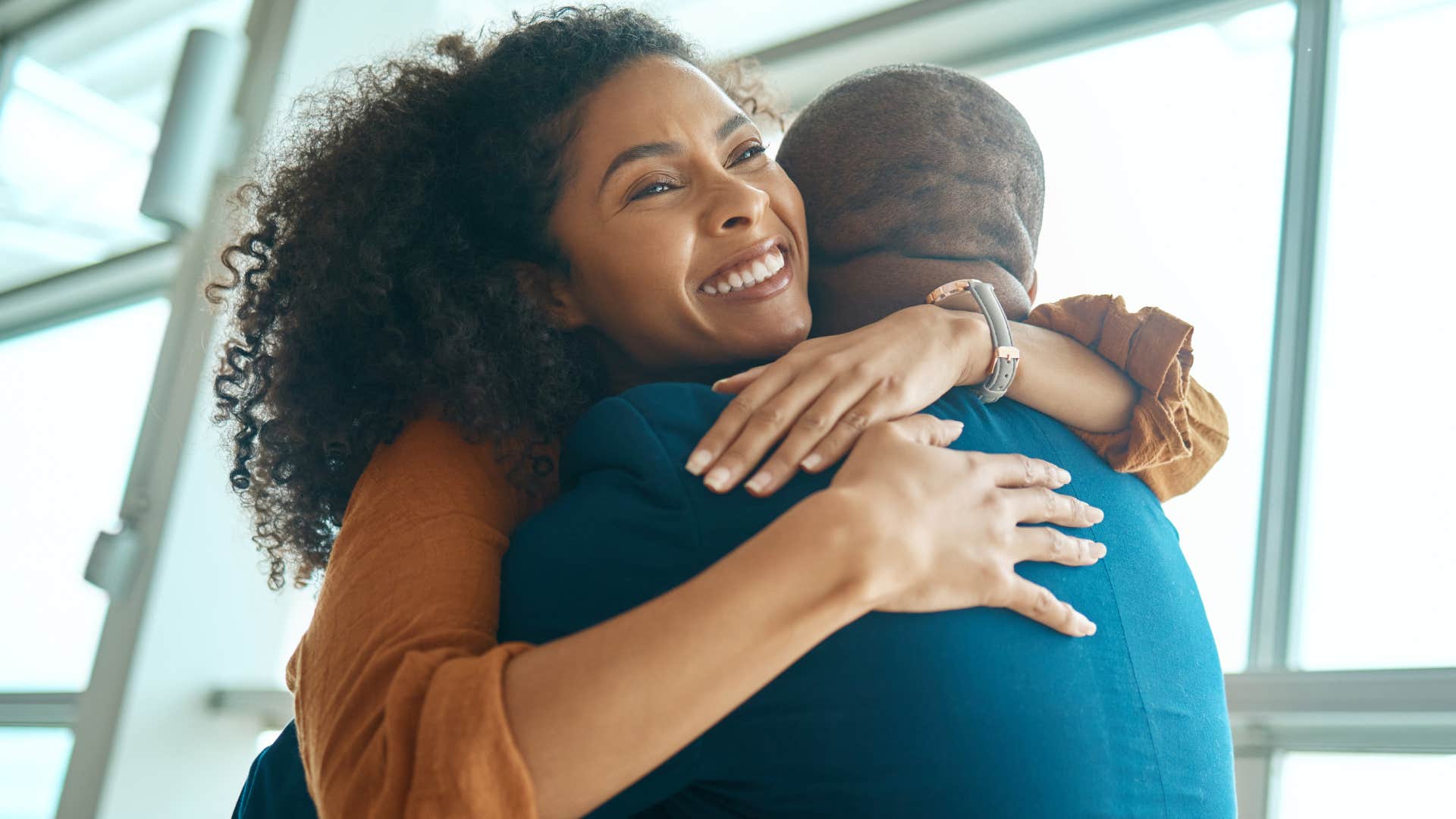 woman hugging man after apologizing for being wrong