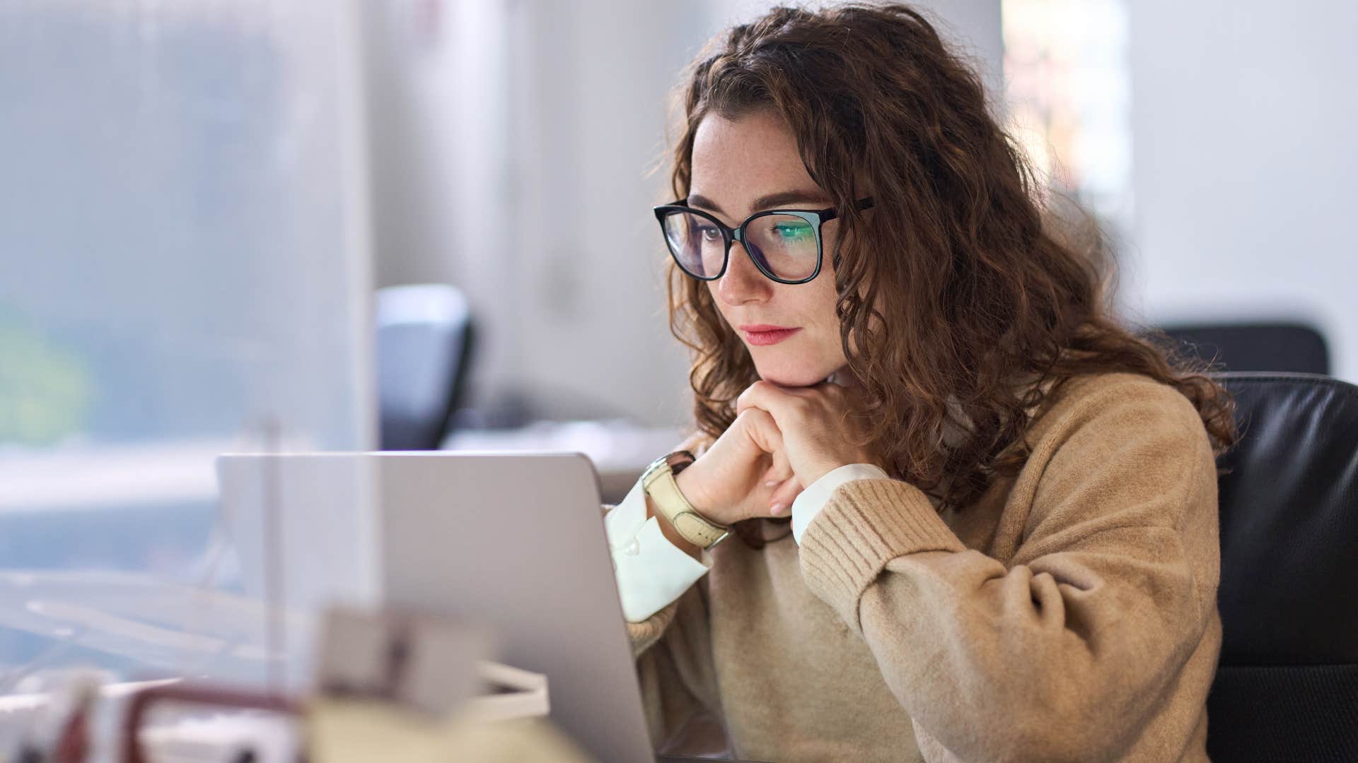 Gen Z woman thinking about comparison culture online
