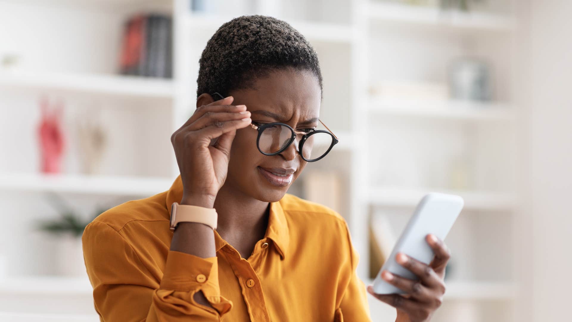 woman leaves boring group chat