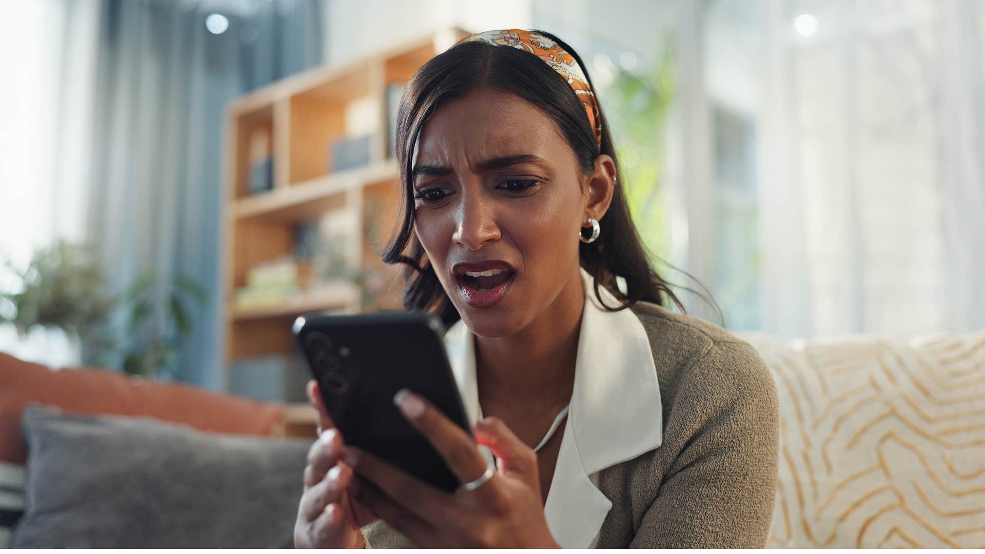 woman leaves group chat after too many notifications