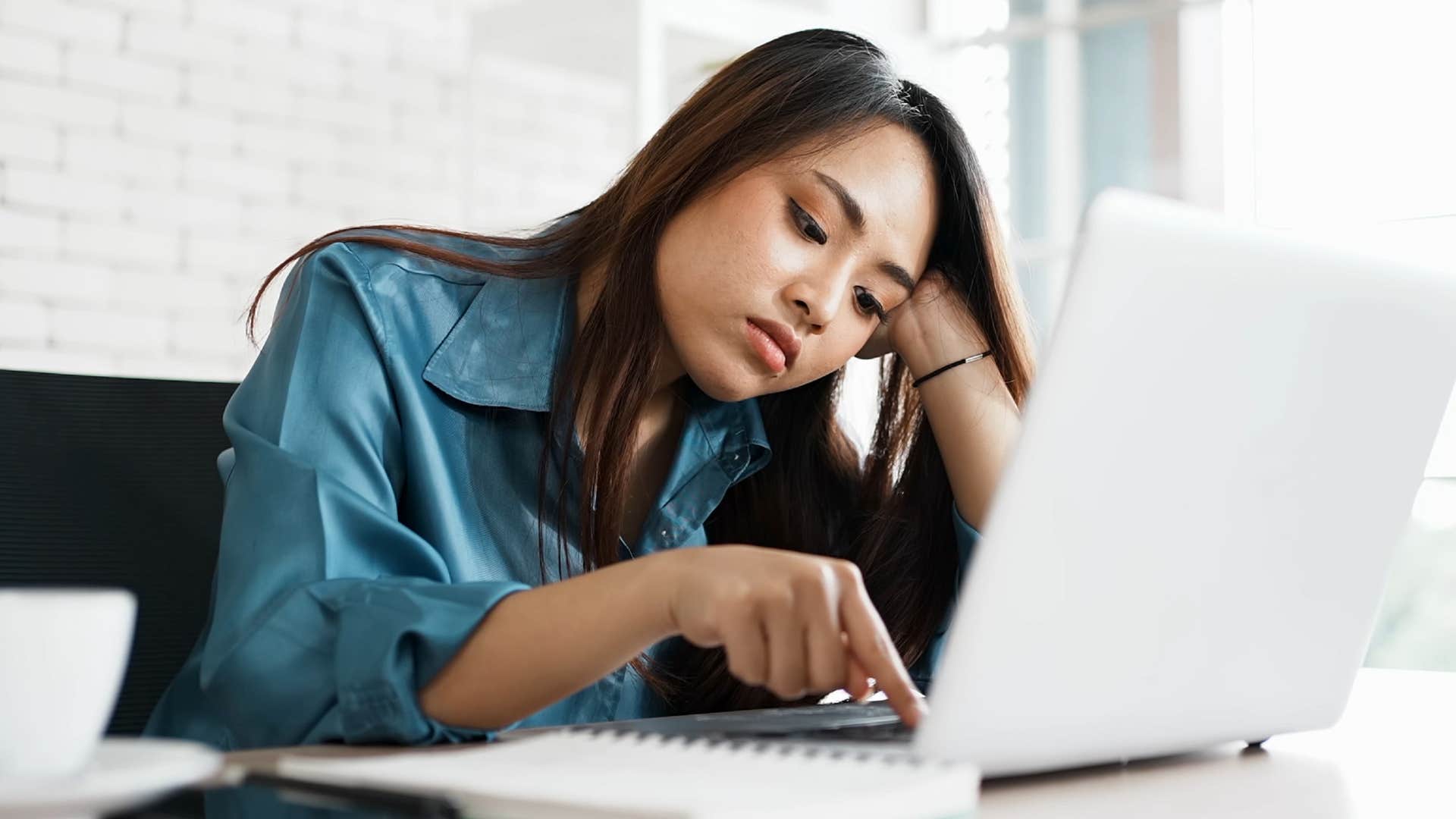 Woman working on AI learning platforms on her laptop.