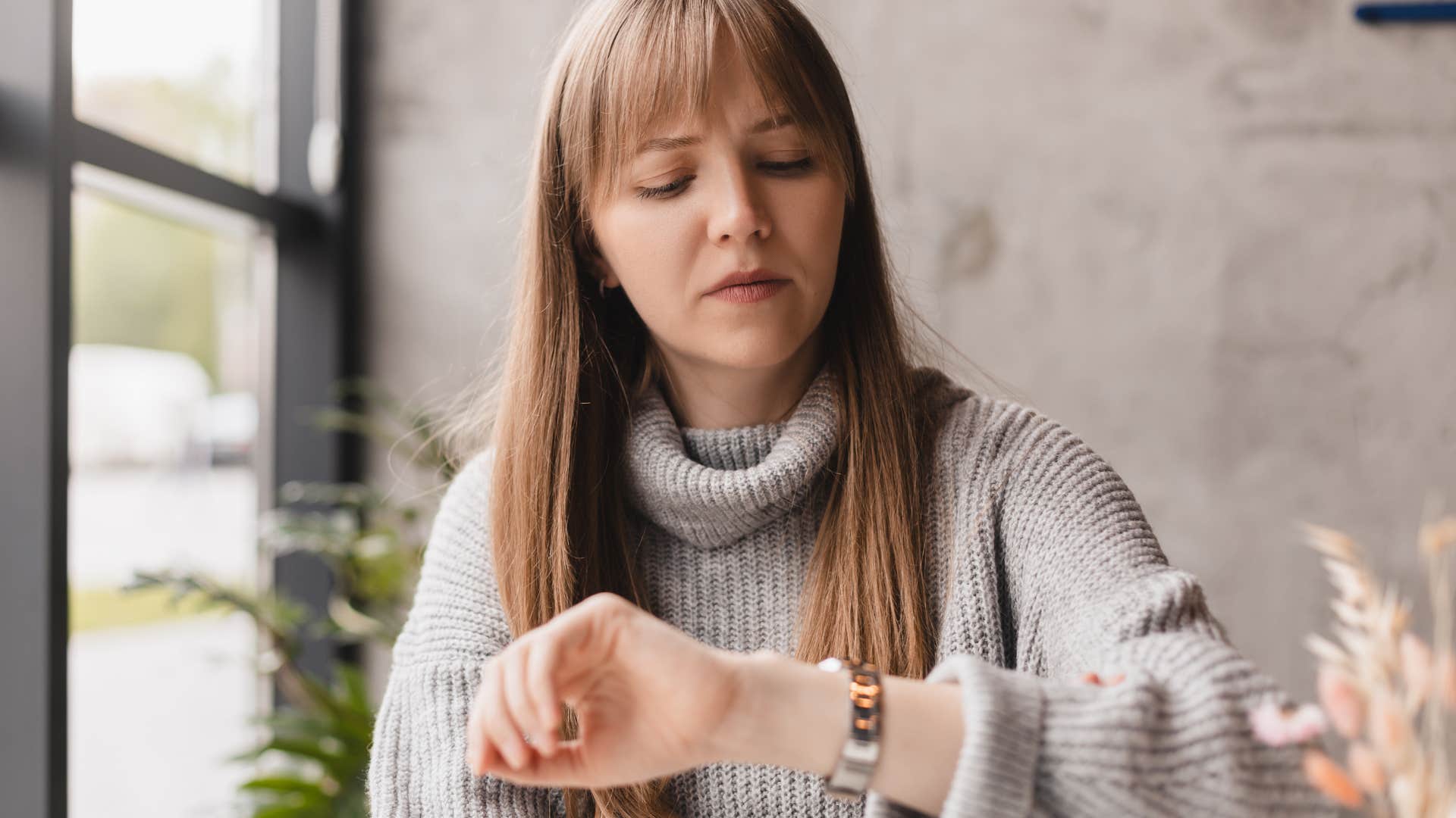 woman who struggles with executive functions looking at her watch