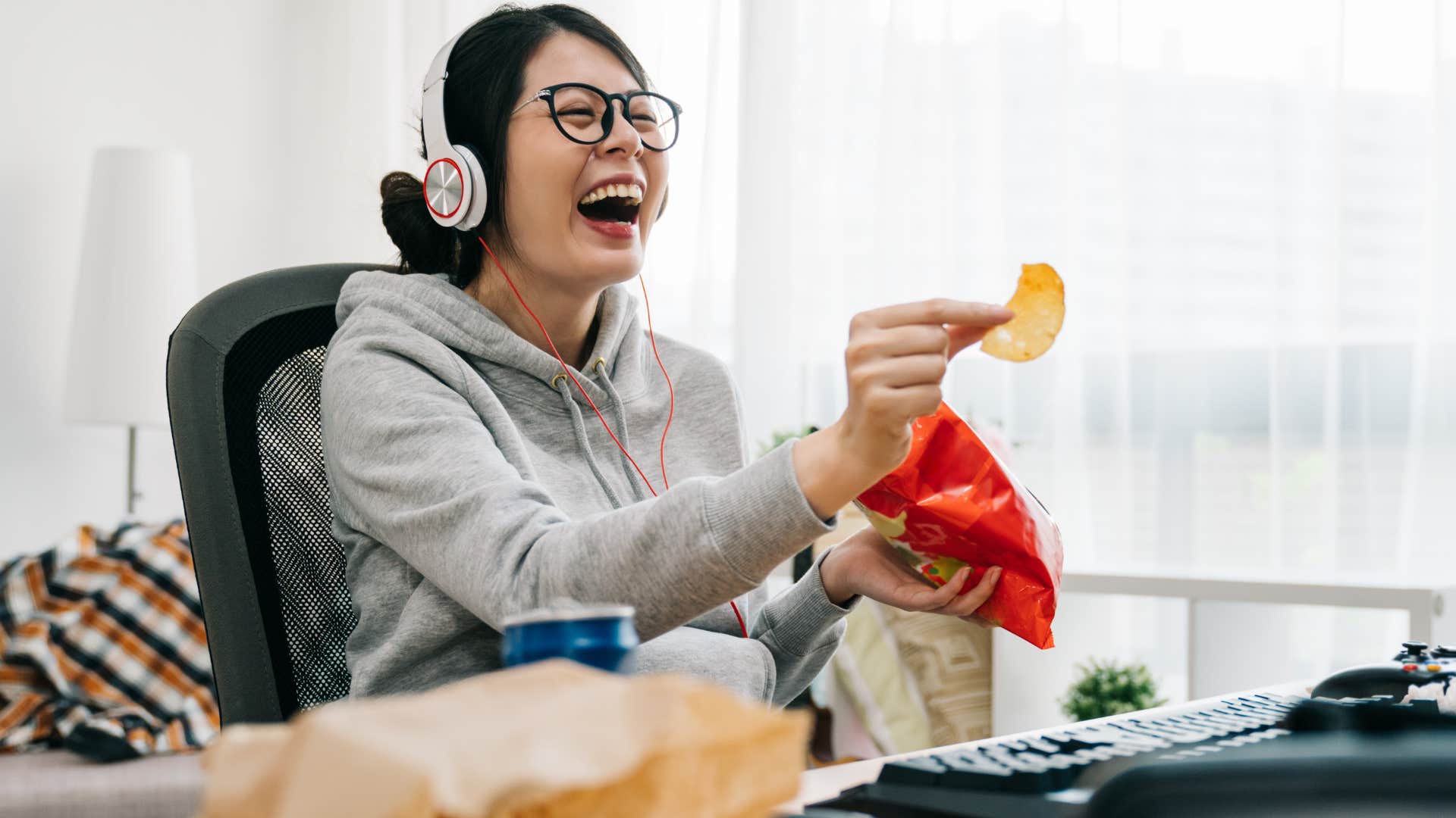 comfortable woman watching her computer with messy surroundings