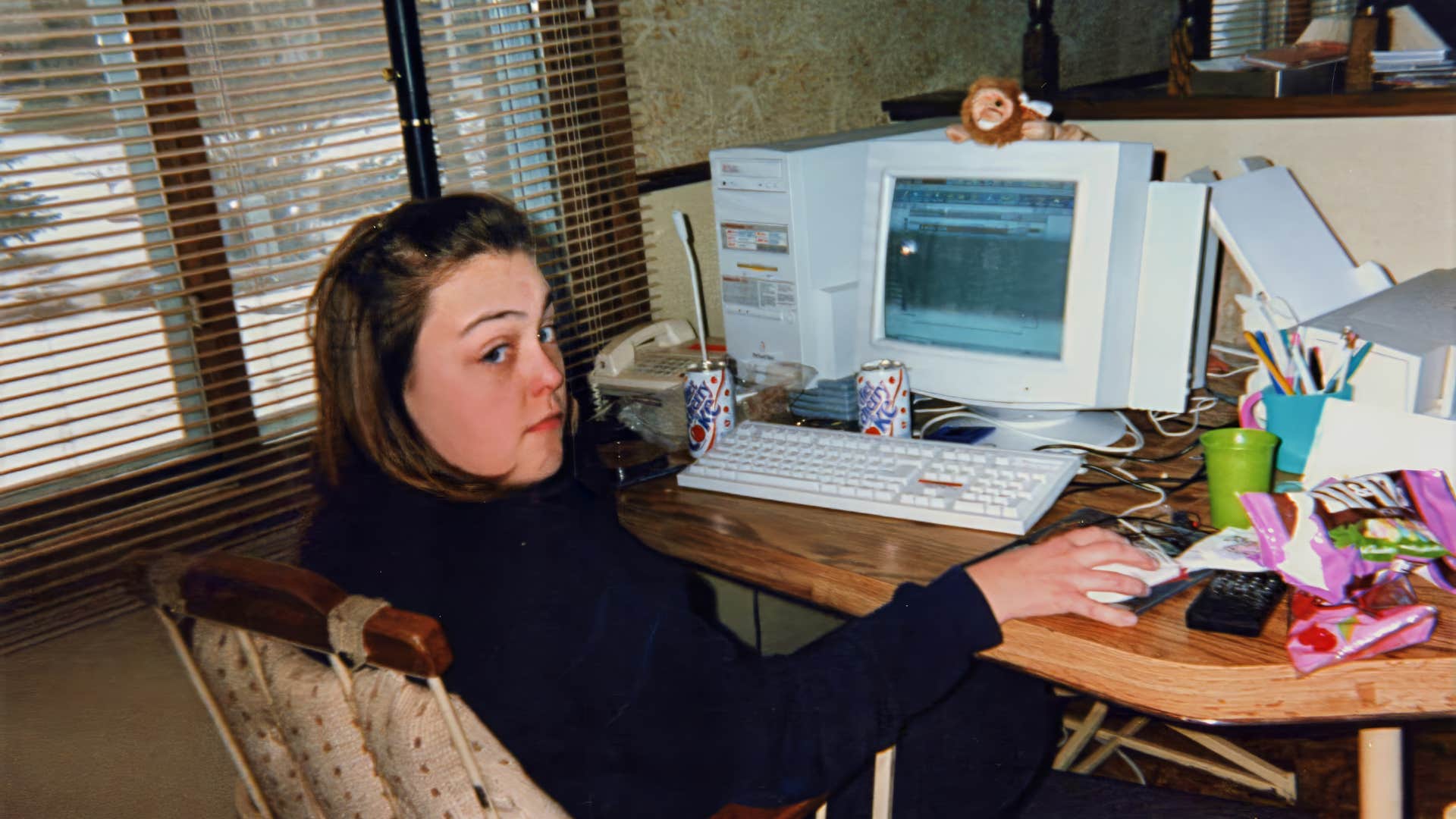 90s teen using the simple pleasure of dial-up internet