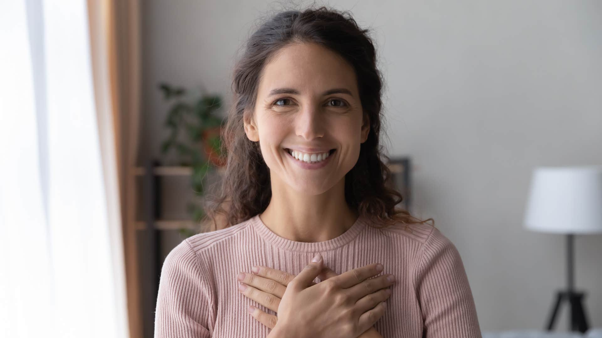 a woman actively practices gratitude