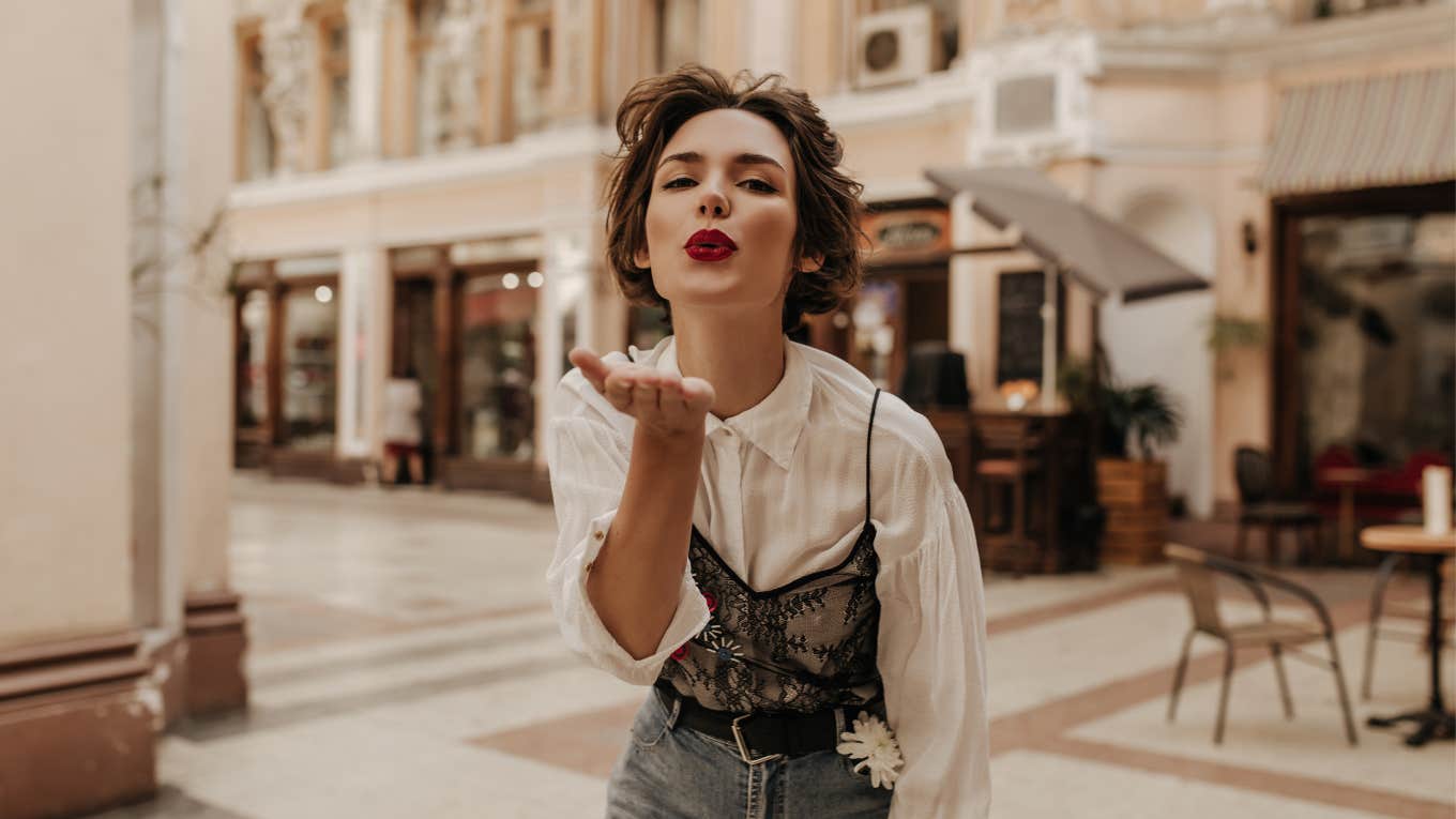The Simple Thirty-Second Rule That Wins Others Over Almost Immediately Woman blowing a kiss who knows the simple rule that wins everyone over
