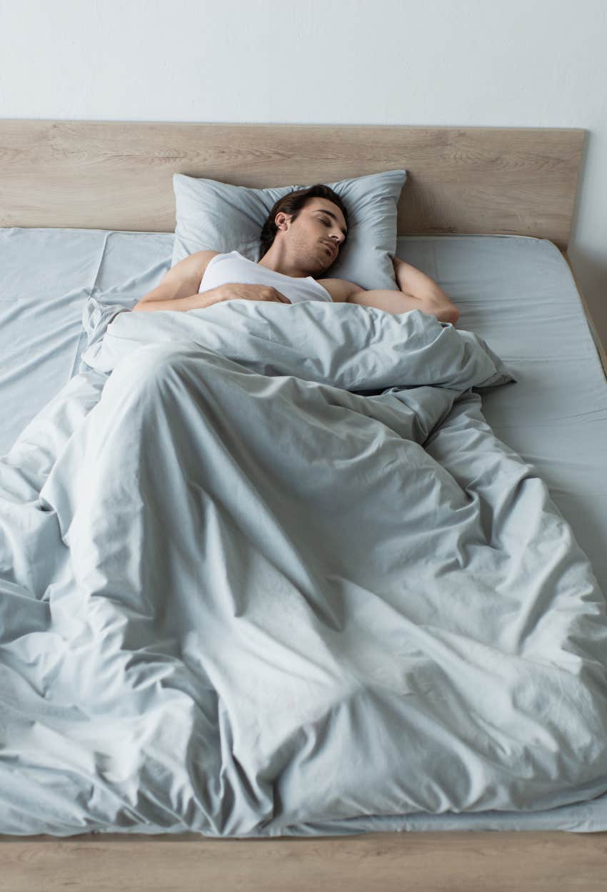 man sleeping middle bed reveals about personality according to research
