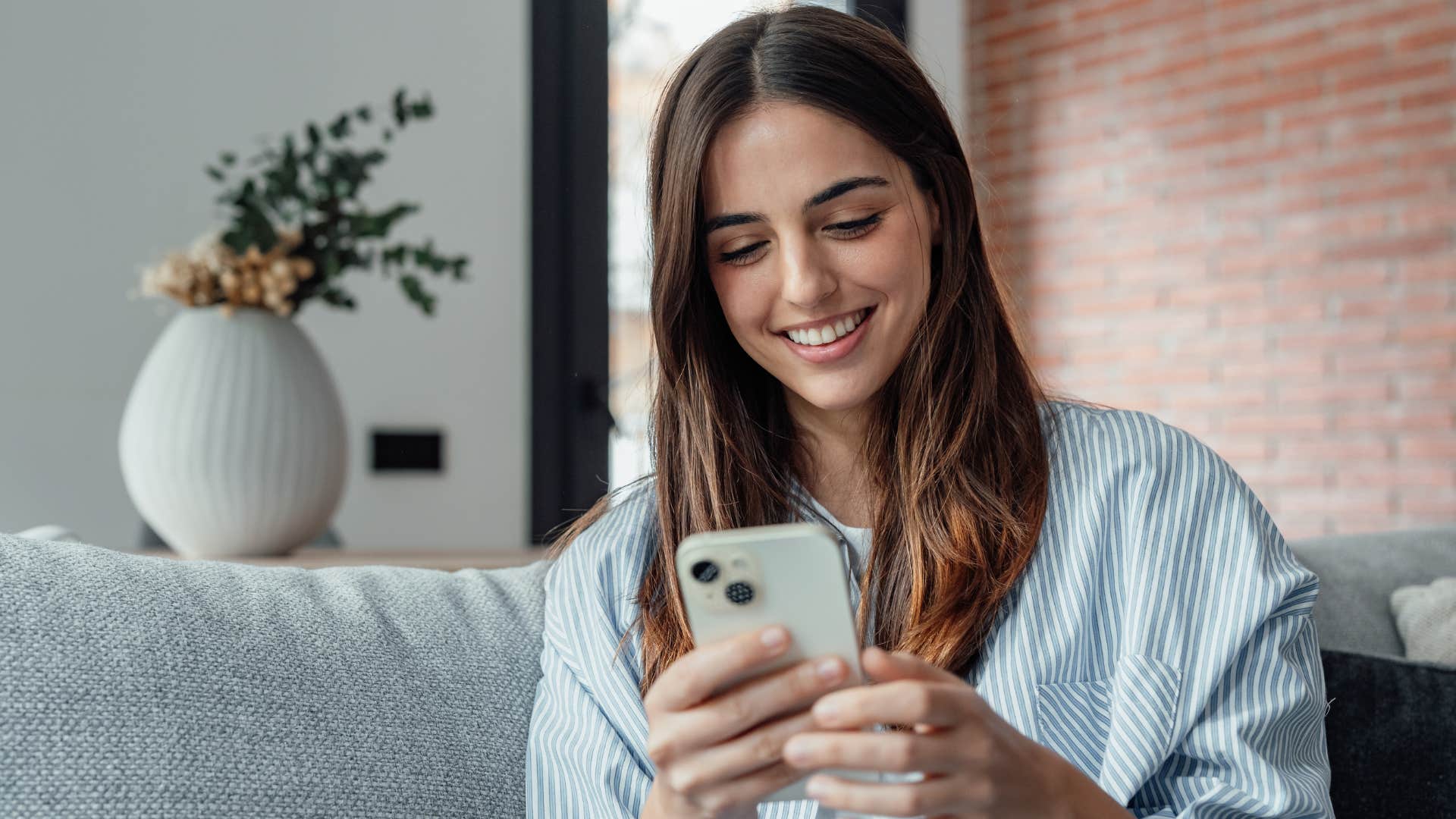 woman making the small move of texting him first