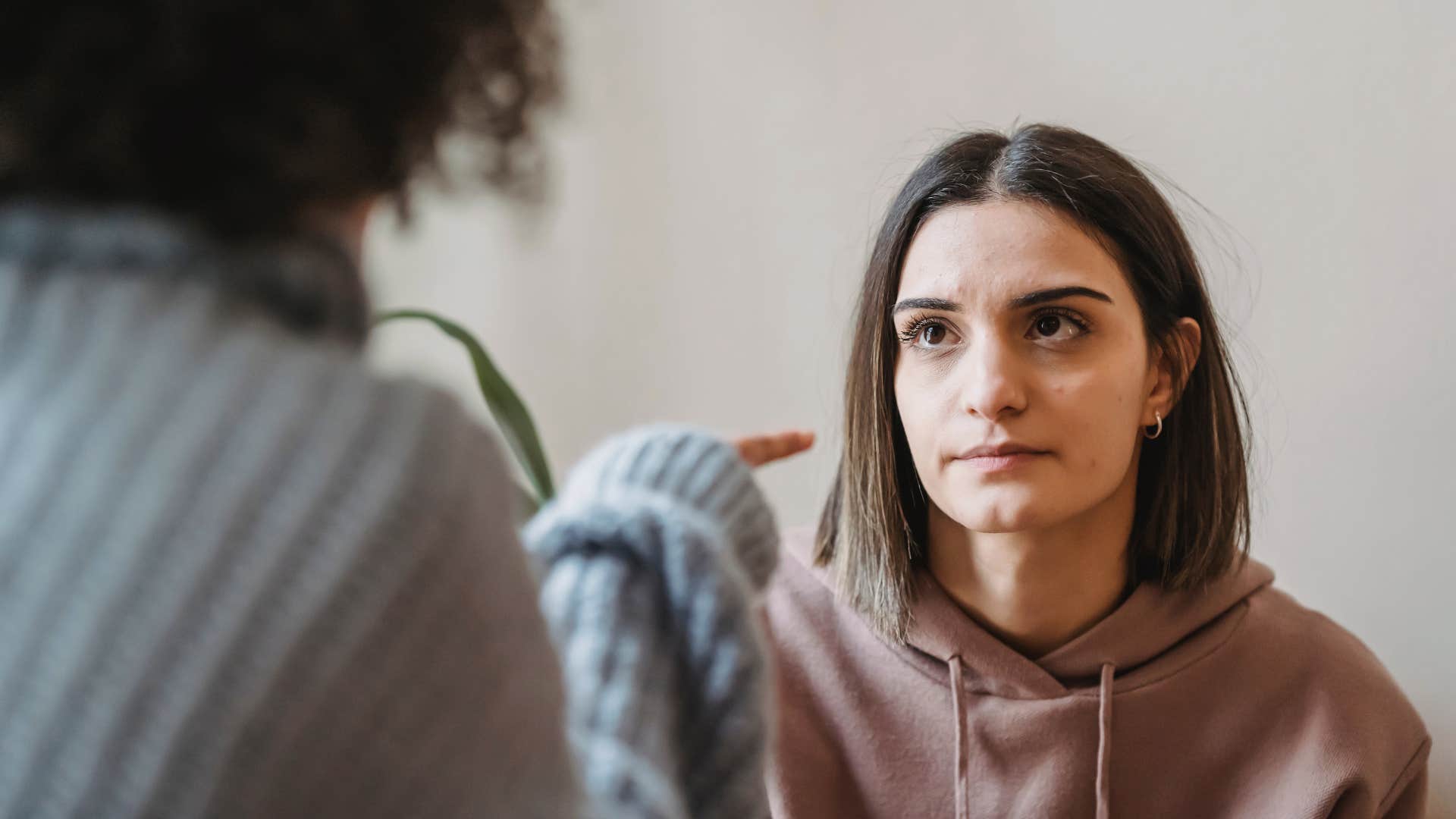 subtle signs you’re dealing with a truly difficult person incapable of self-reflection