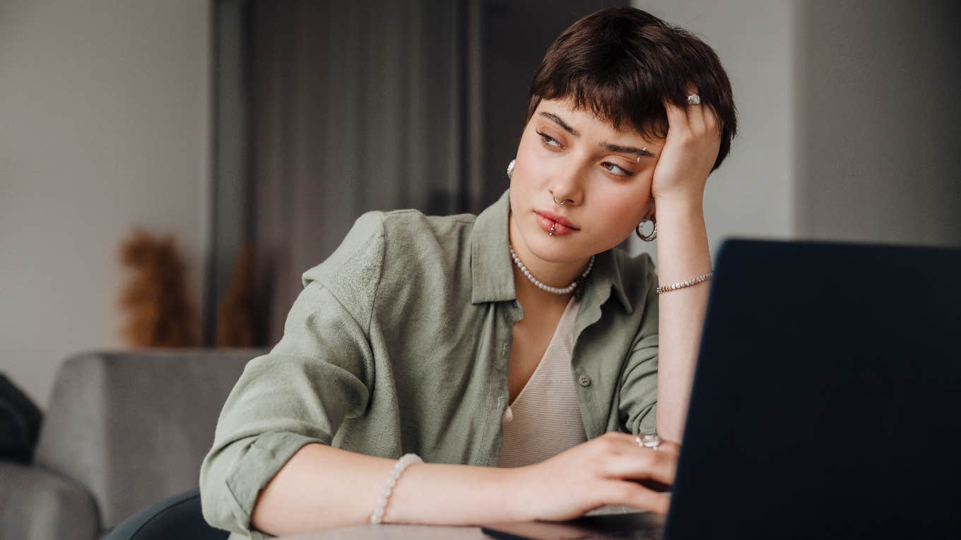Survey Finds Over Half Of Remote Workers Don't Leave Home For Weeks At A Time remote worker who doesn't leave her home for weeks at a time