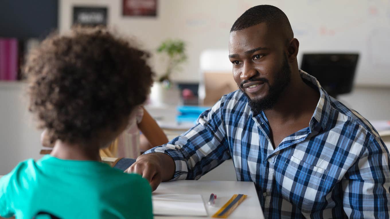 Teacher Shares What It's Like To Live In The Same Neighborhood As His Students teacher lives in the same neighborhood as his students