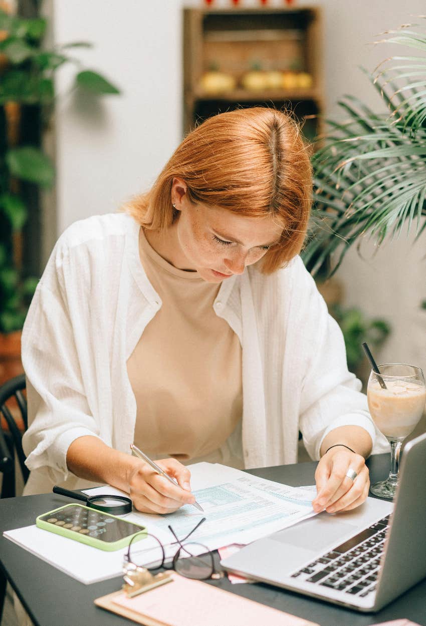 mom paying bills with child support that teen daughter thinks she is entitled to