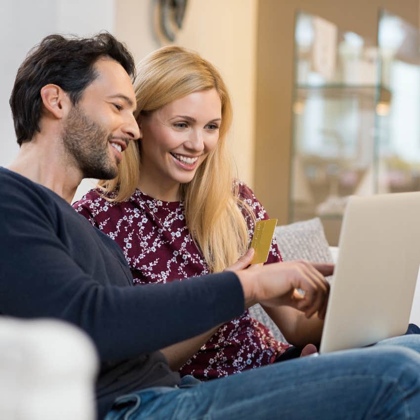 couple putting their bills on autopay