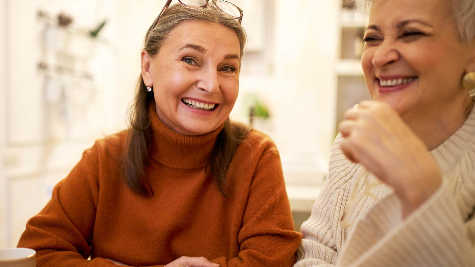 woman chatting authentically with friend who dislikes superficial relationships
