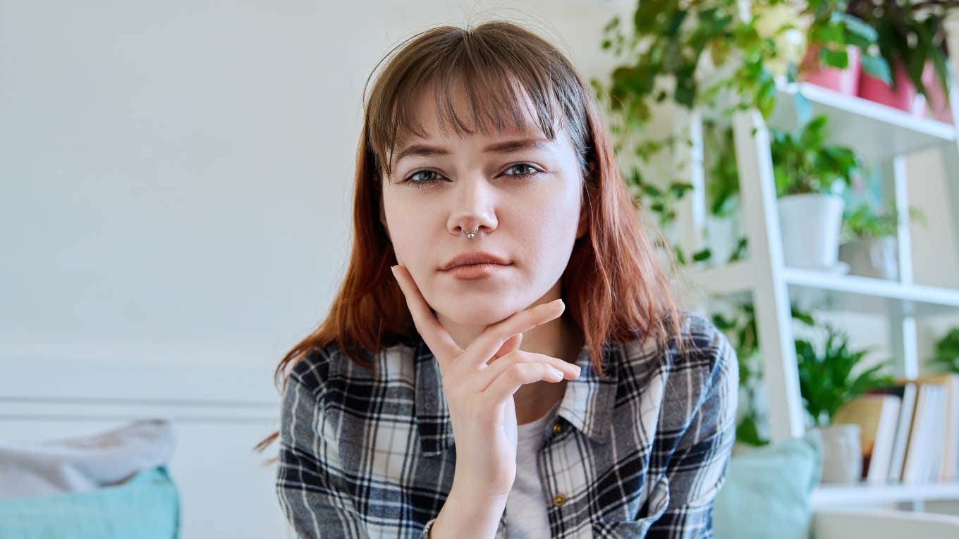 Things People From Working-Class Families Instantly Notice About Wealthy People working class young woman thinking about wealthy people habits