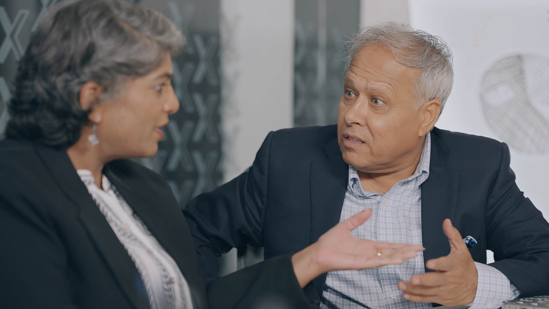 micromanager boss arguing with employee at work