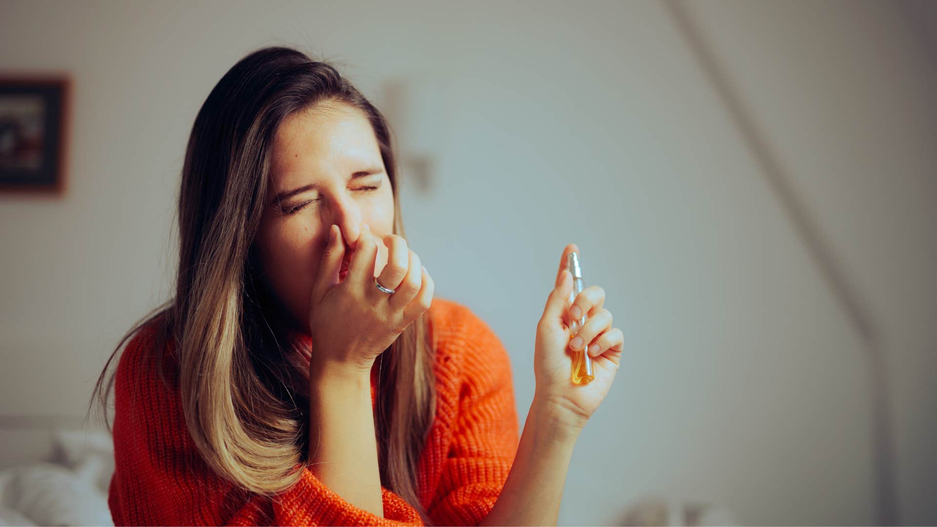 woman in a disgusting hotel room with half-eaten sandwhich