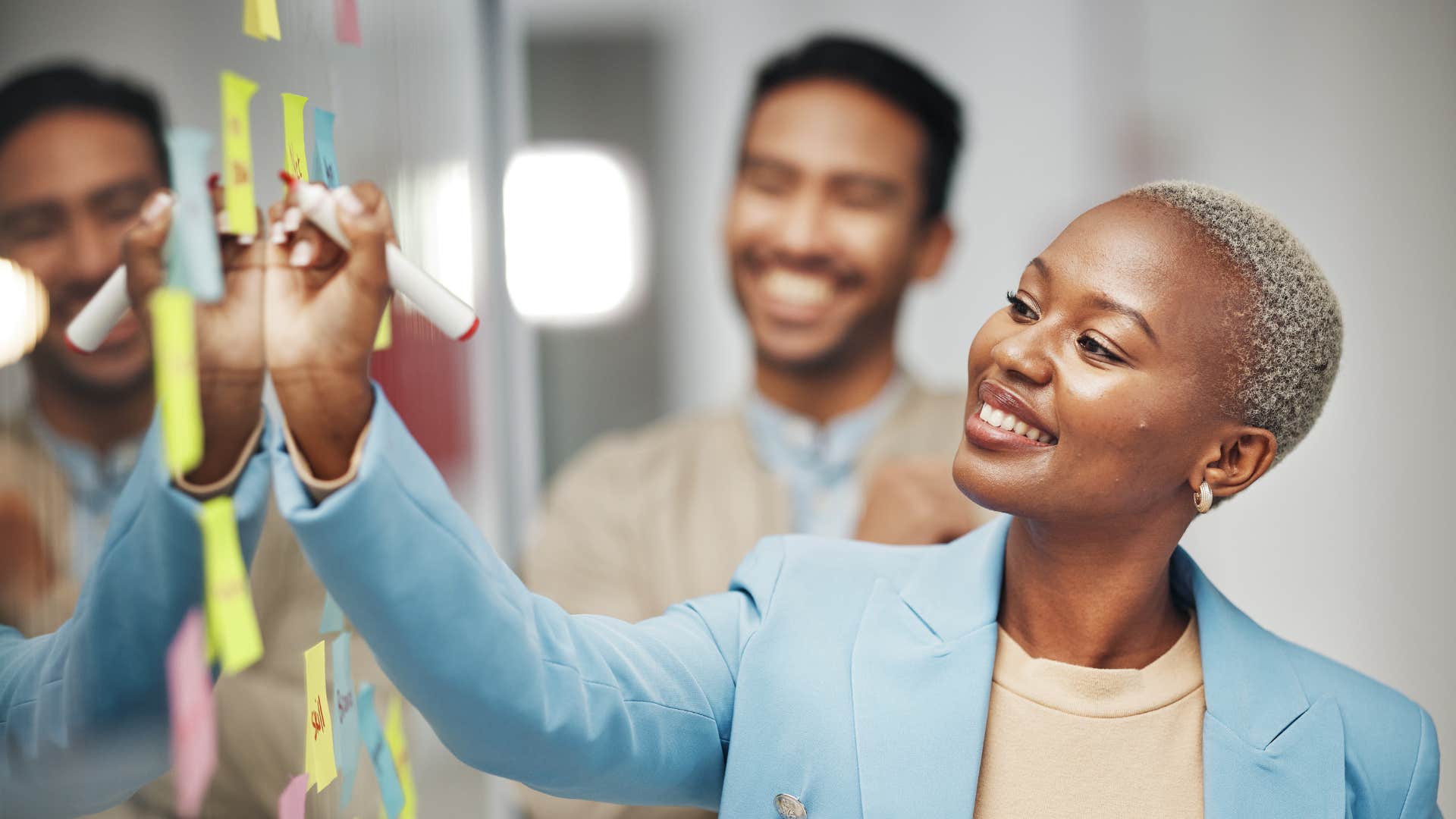 woman educating colleagues rather than escalate disrespectful behavior