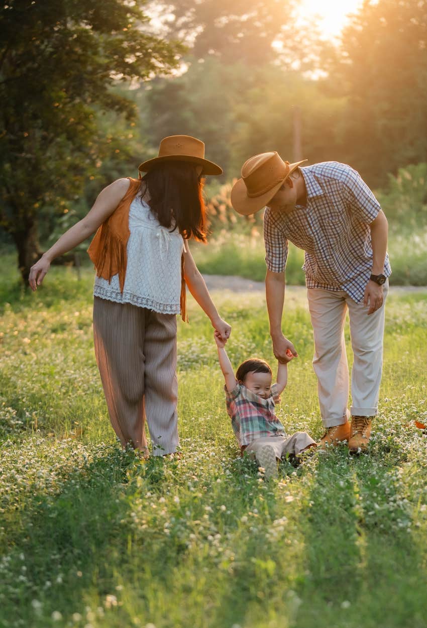 parents enjoying nature on family vacation teaches kids to put down screens