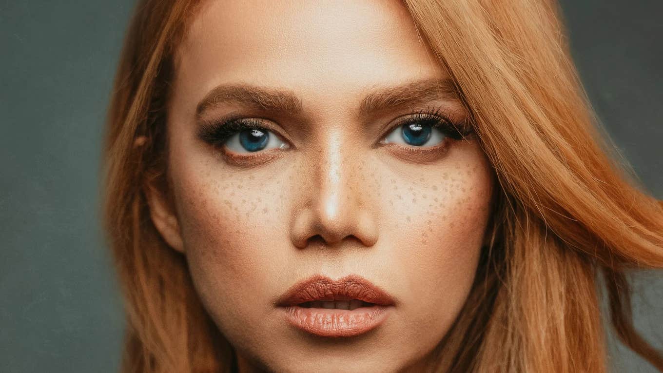 Attractive Behaviors That Seem Strange Until You Realize How Powerful They Are, According To Psychology Woman has attractive, powerful behaviors.