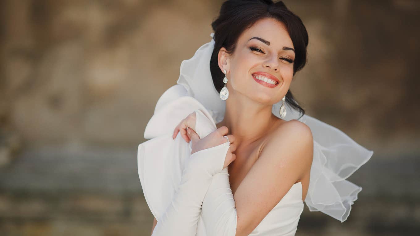 bride changes wedding date venue three weeks before Smiling bride