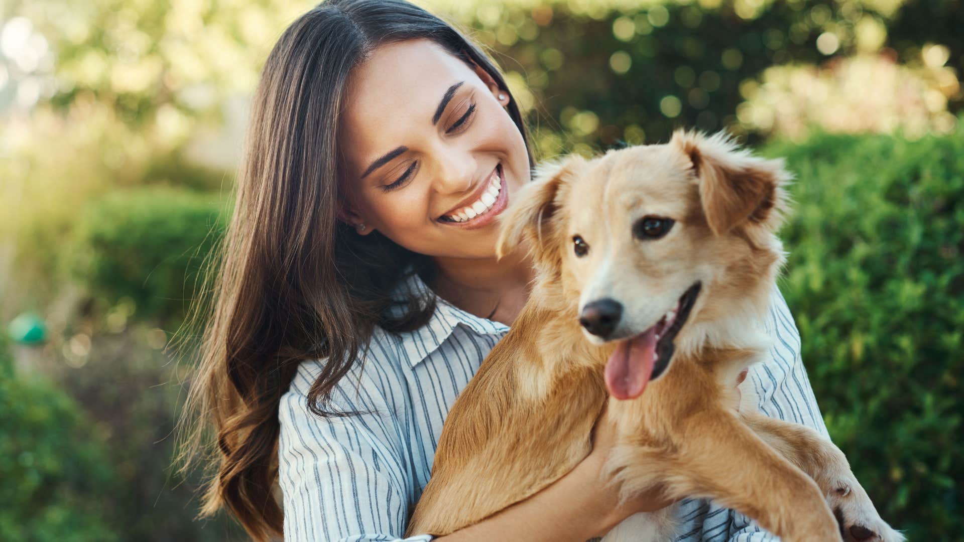 Woman who can understand and communicate with her dog without speaking