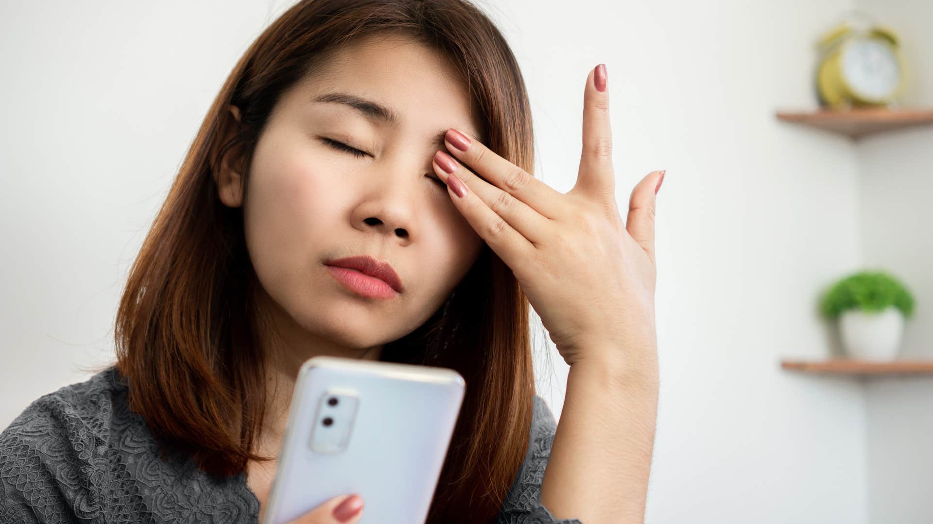 daily habits of people who take excellent care of themselves dropping screen time