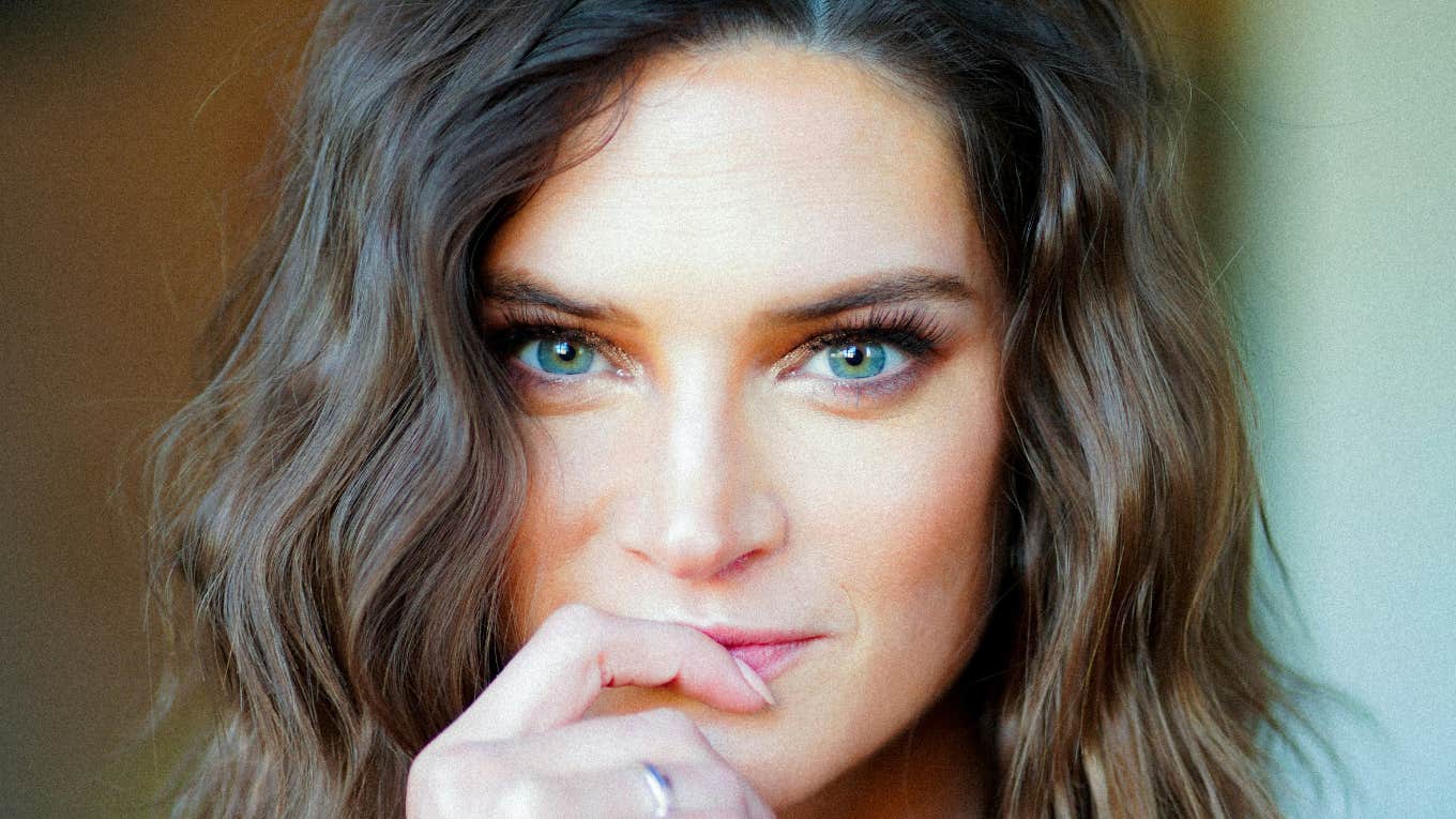This Tiny Eye Change Is A Powerful Sign That Someone's Attracted To You, According To Research Eye change reveals powerful attraction.