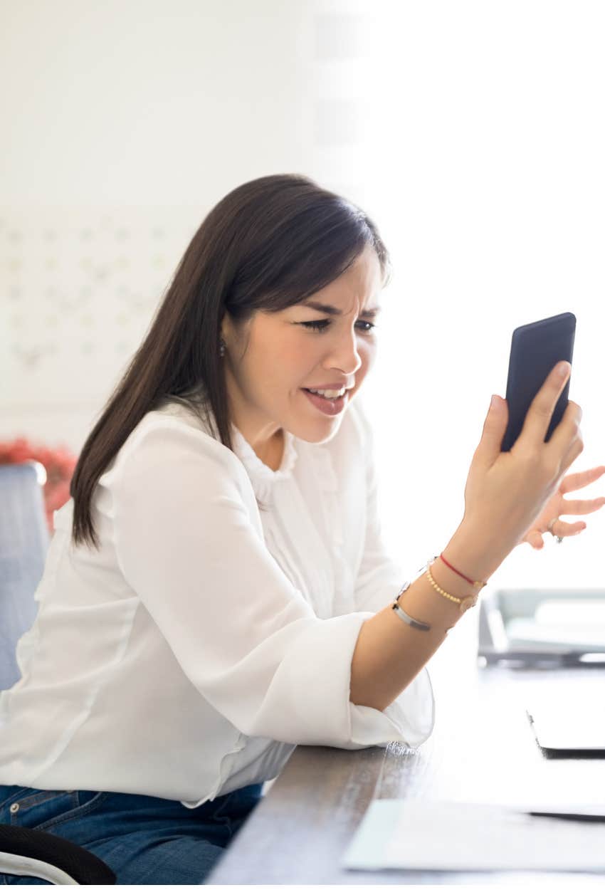 woman texting with man who won't make an effort to date her