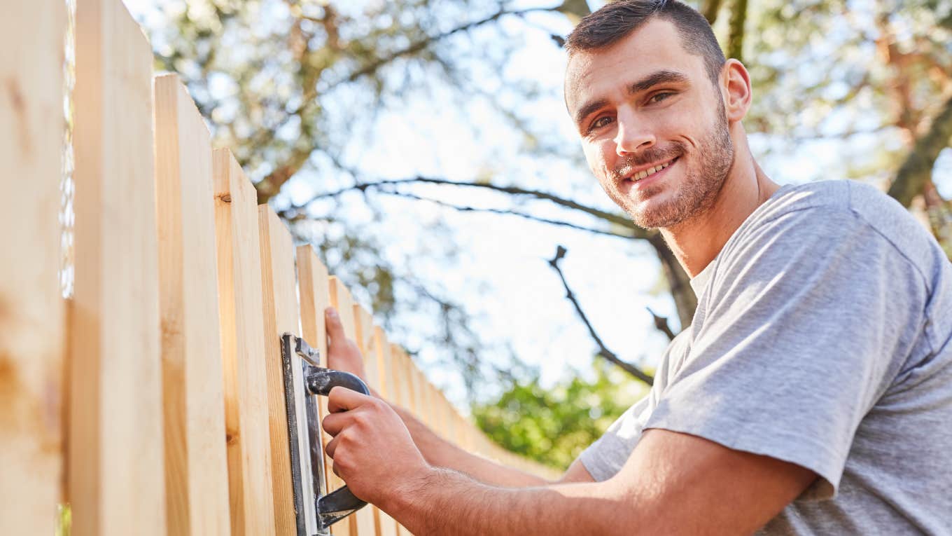 Man Sees Single Mom's Fence Had Fallen Down & Builds Her A New One For Free man building fence