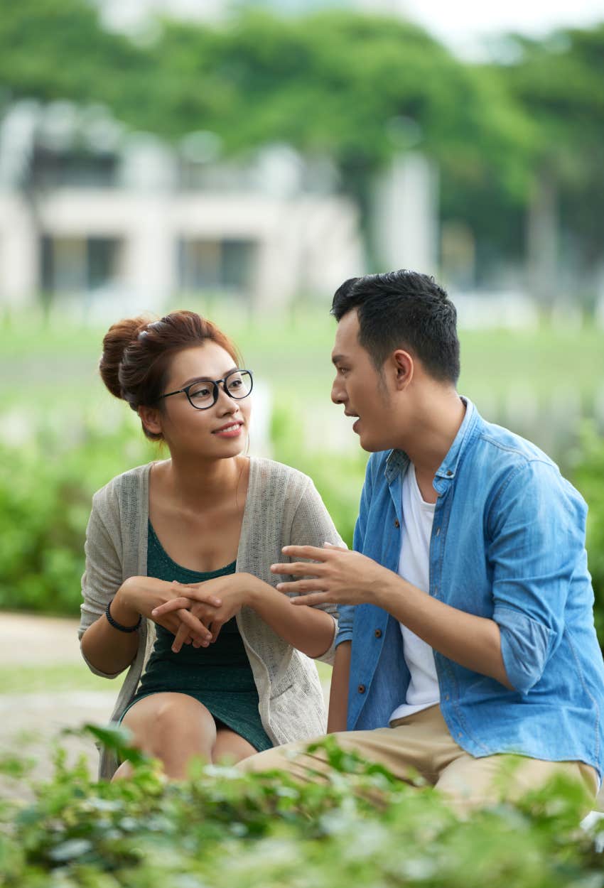 First date man floodlighting woman erodes trust