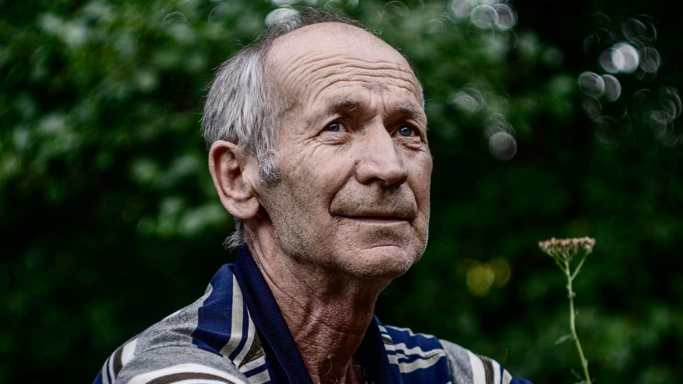 Experts Reveal Difficult Reasons A Parent Might Cut Off A Grandparent From Seeing Their Grandkids Grandparent is cut off from seeing kids.