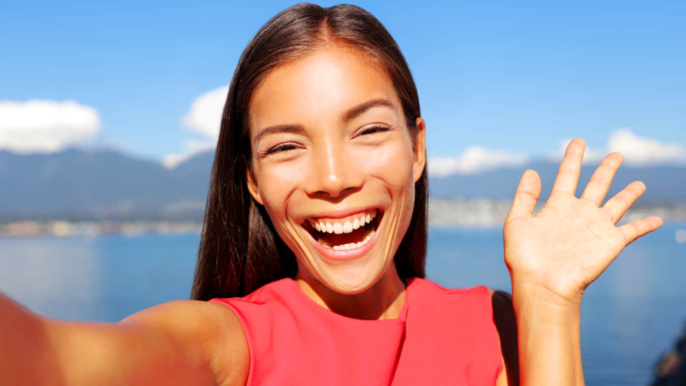 People Who Can Literally Talk To Anyone And Make A Good Impression Always Do These Things Woman starting a conversation talking to anyone and making a good impression.