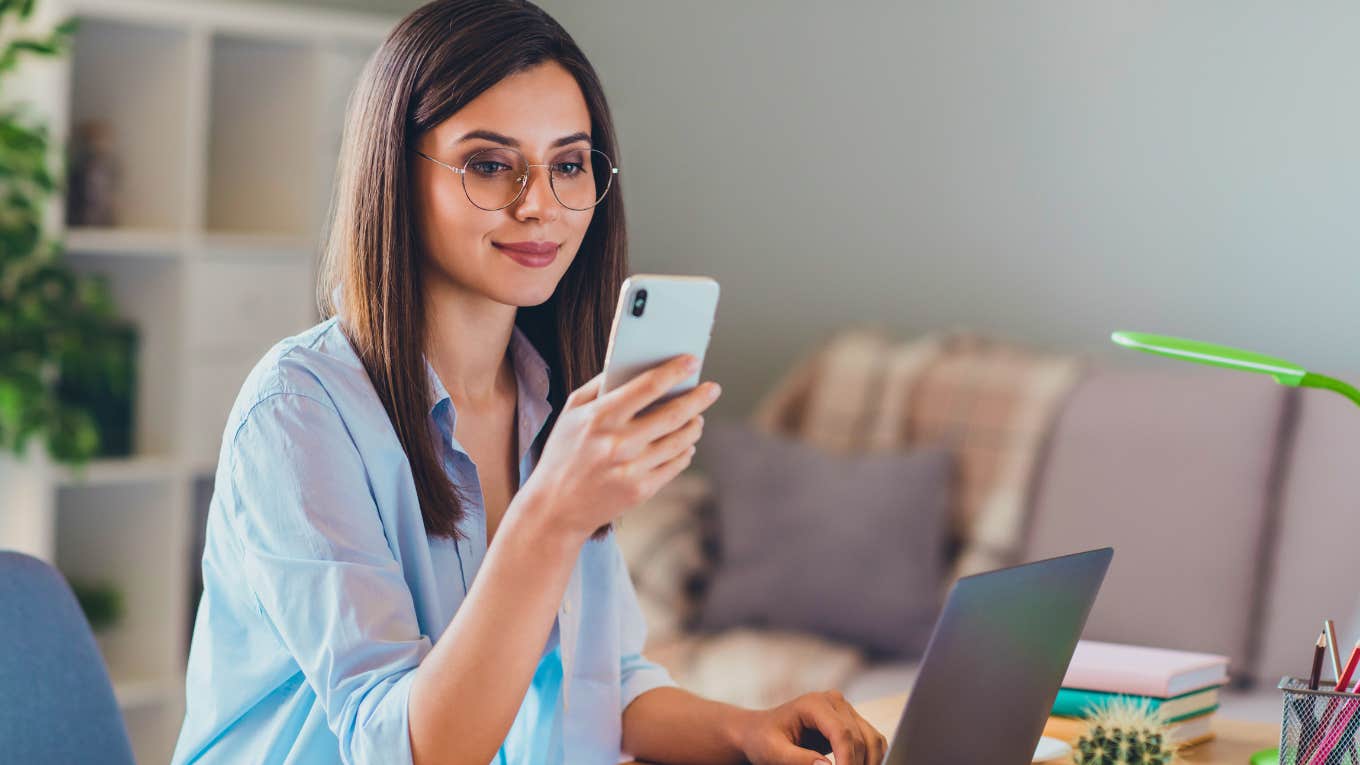 People Who Never Seem To Put Down Their Phones Usually Have These Personality Traits People Who Never Seem To Put Down Their Phones Usually Have These Personality Traits