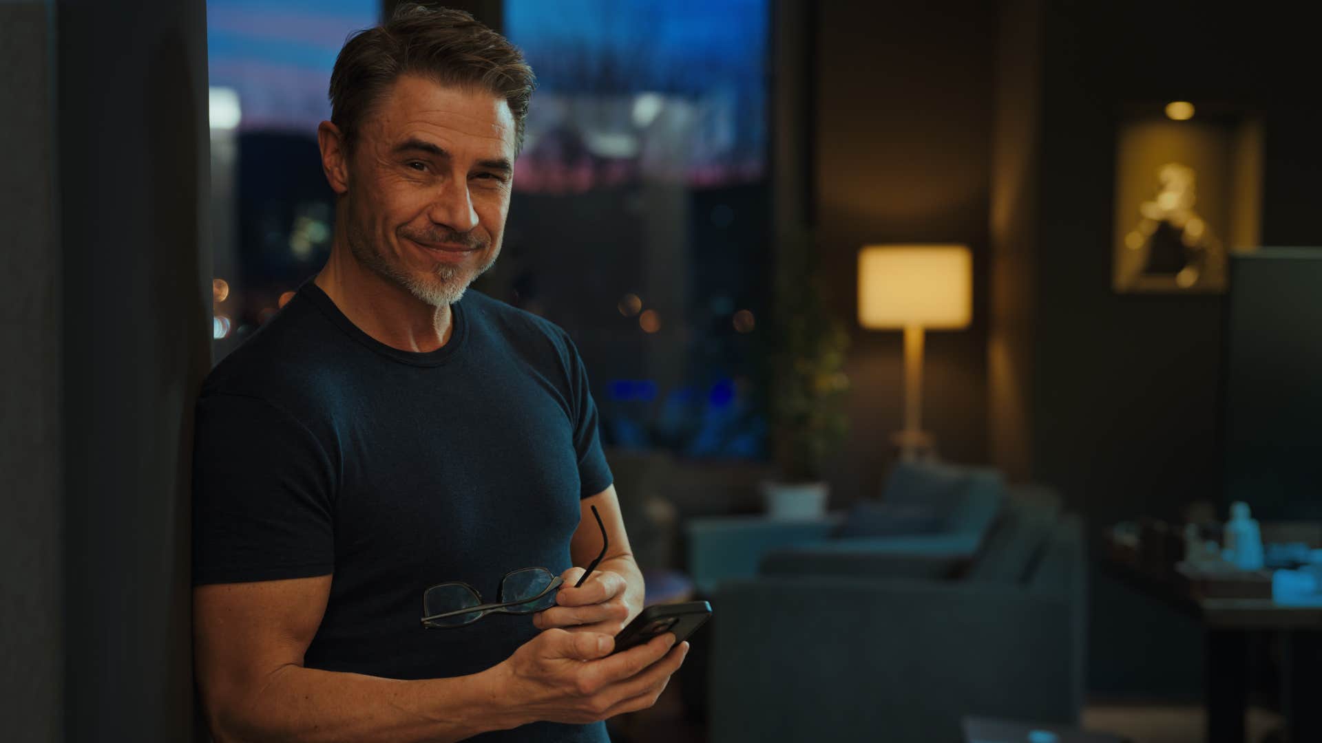 a man texts the woman he is seeing to keep communication with her