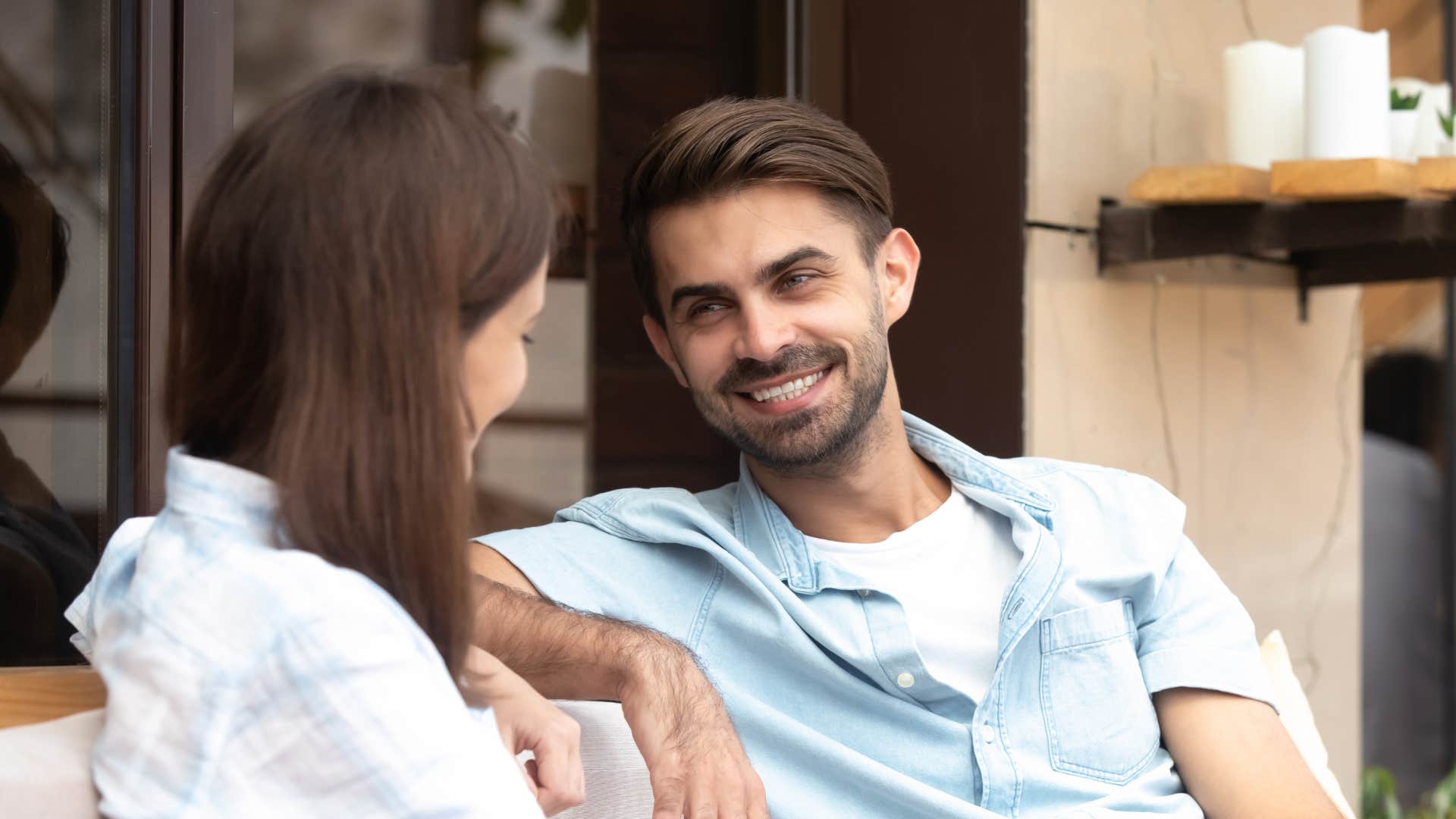 a man shows up early to a date with a woman instead of making her wait