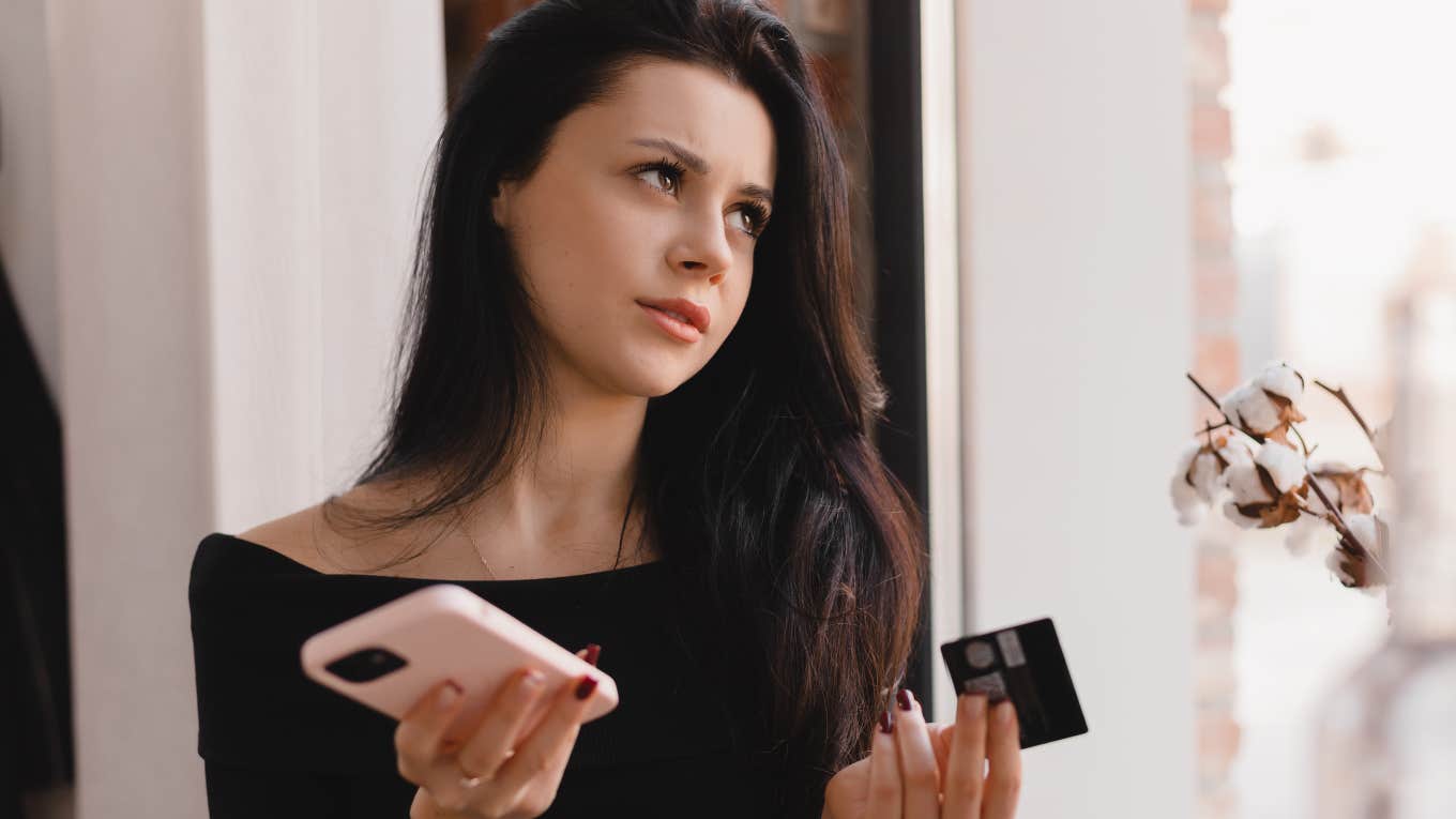 Real Reasons Frugal People Feel Anxious During Group Dinners frugal woman anxious to pay after a group dinner