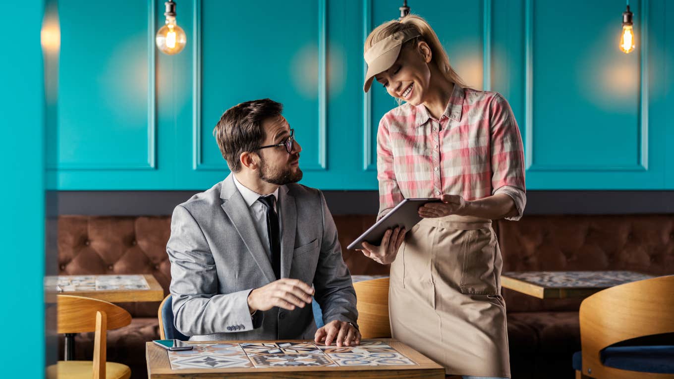 Server Scolds Co-Worker For Accepting A Huge Tip From Creepy Customer Server accepting huge tip from creepy customer