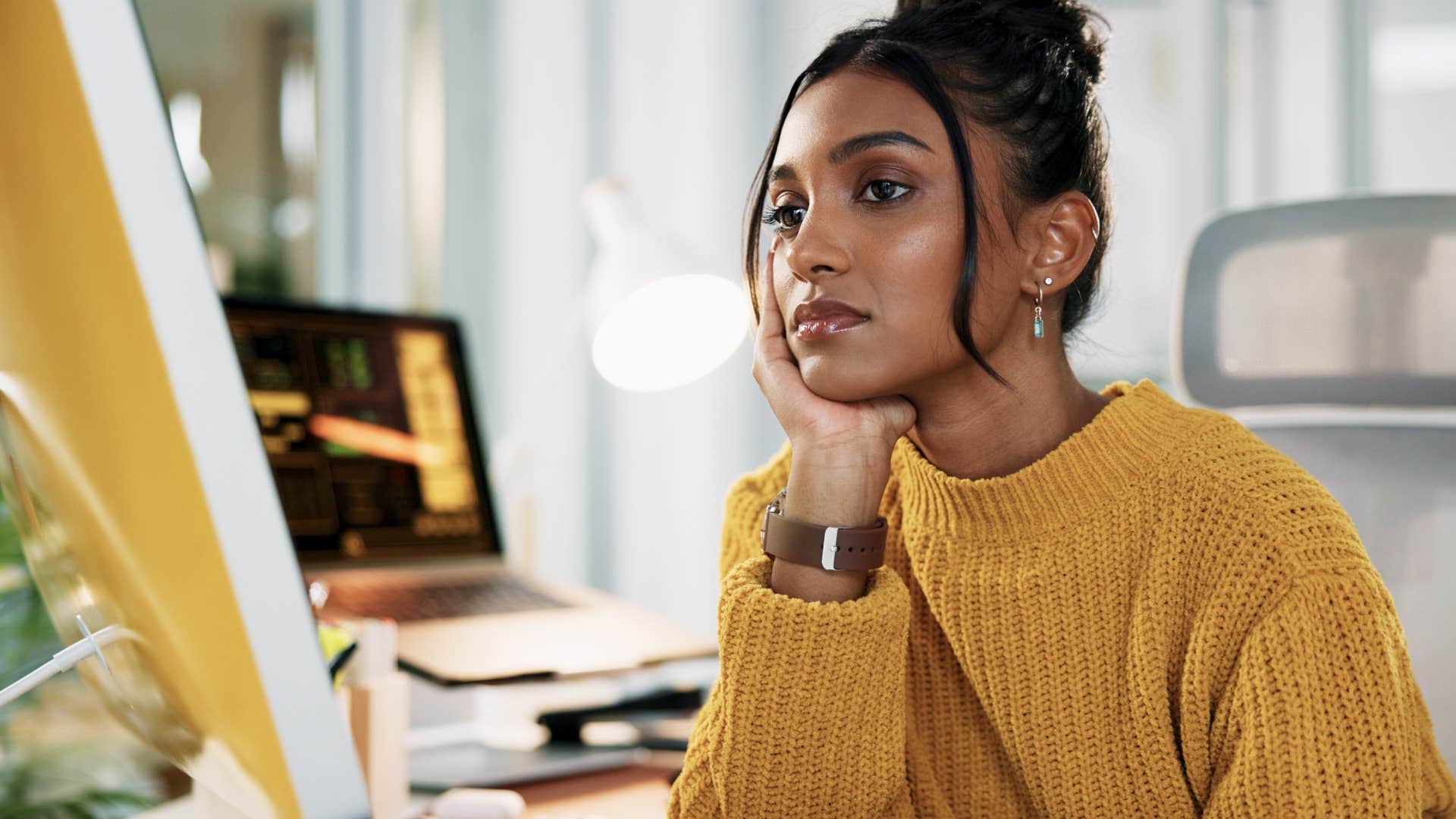 procrastinator woman outlining her ideas in her office