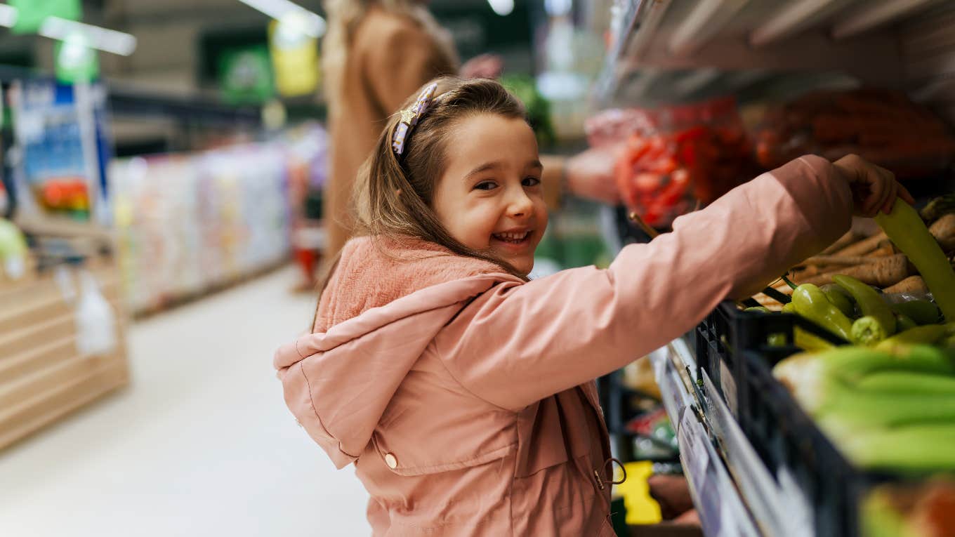 Store Manager Gives Kids With Good Grades Free Groceries kid getting free groceries because of good grades